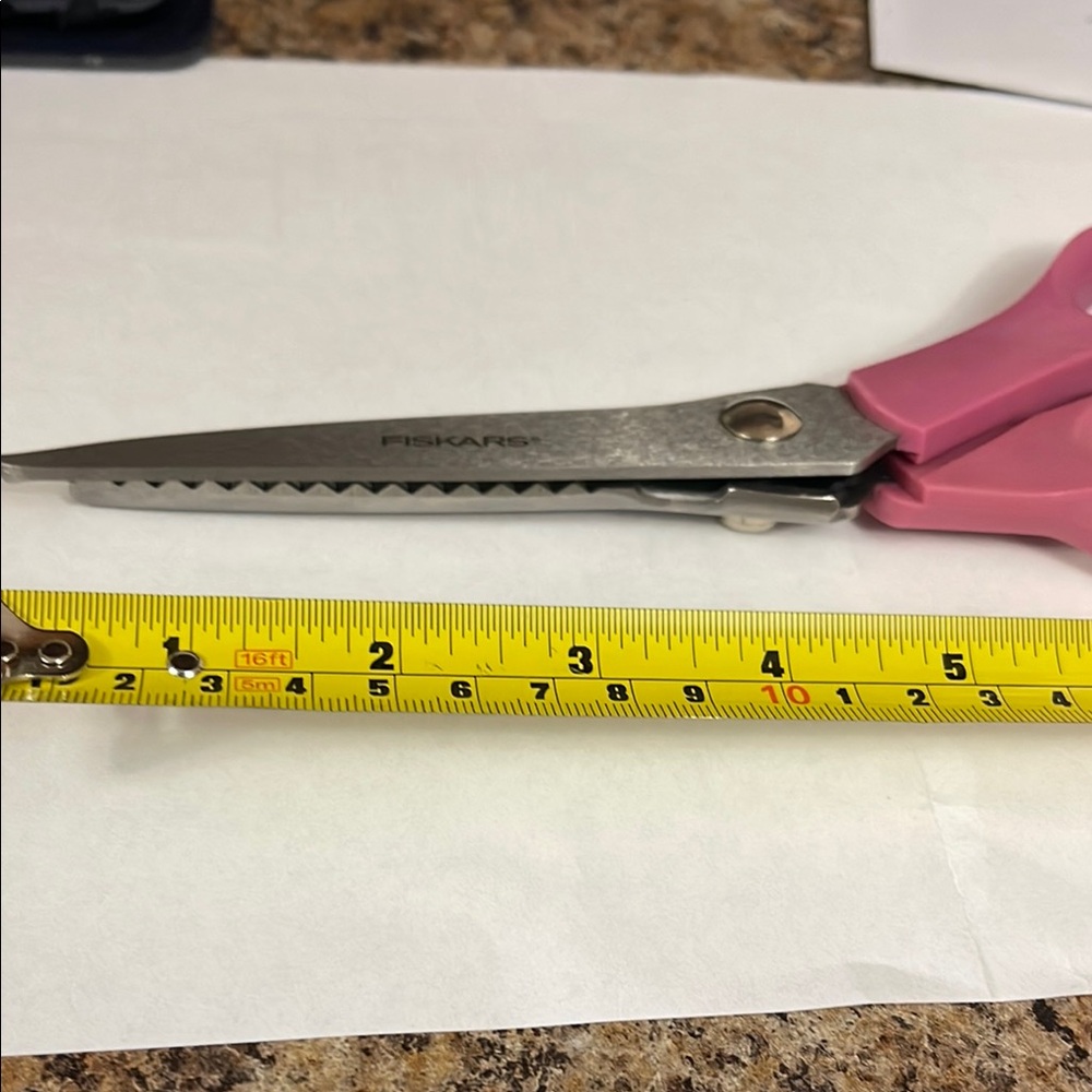 Fiskars Full Size Pinking Shears EUC - Picture 2 of 4
